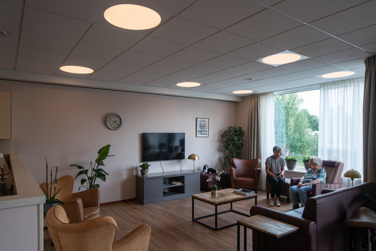 Woonkamer met huiselijke materialen in woonzorgcentrum Westerkim Hoogeveen