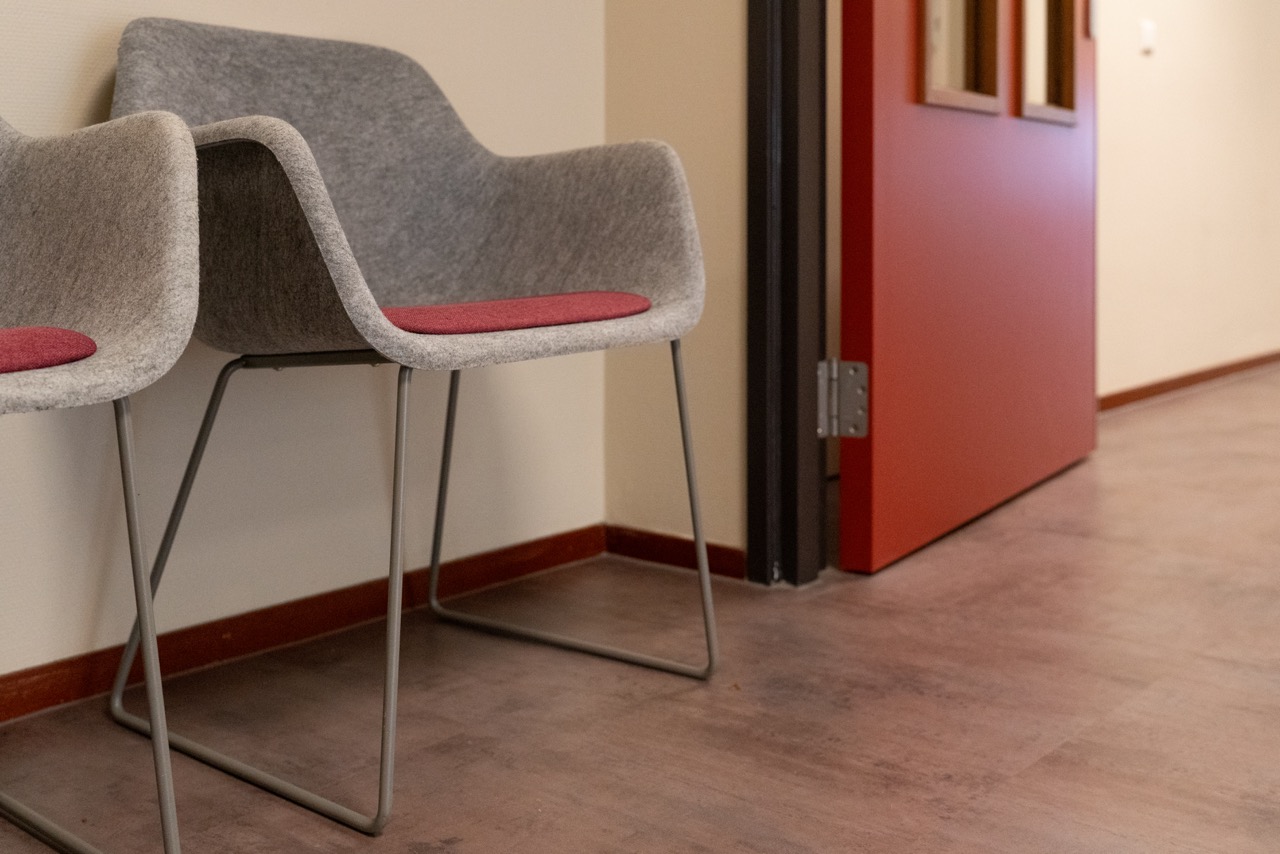 Detail van stoelen in woonzorgcentrum Westerkim Hoogeveen