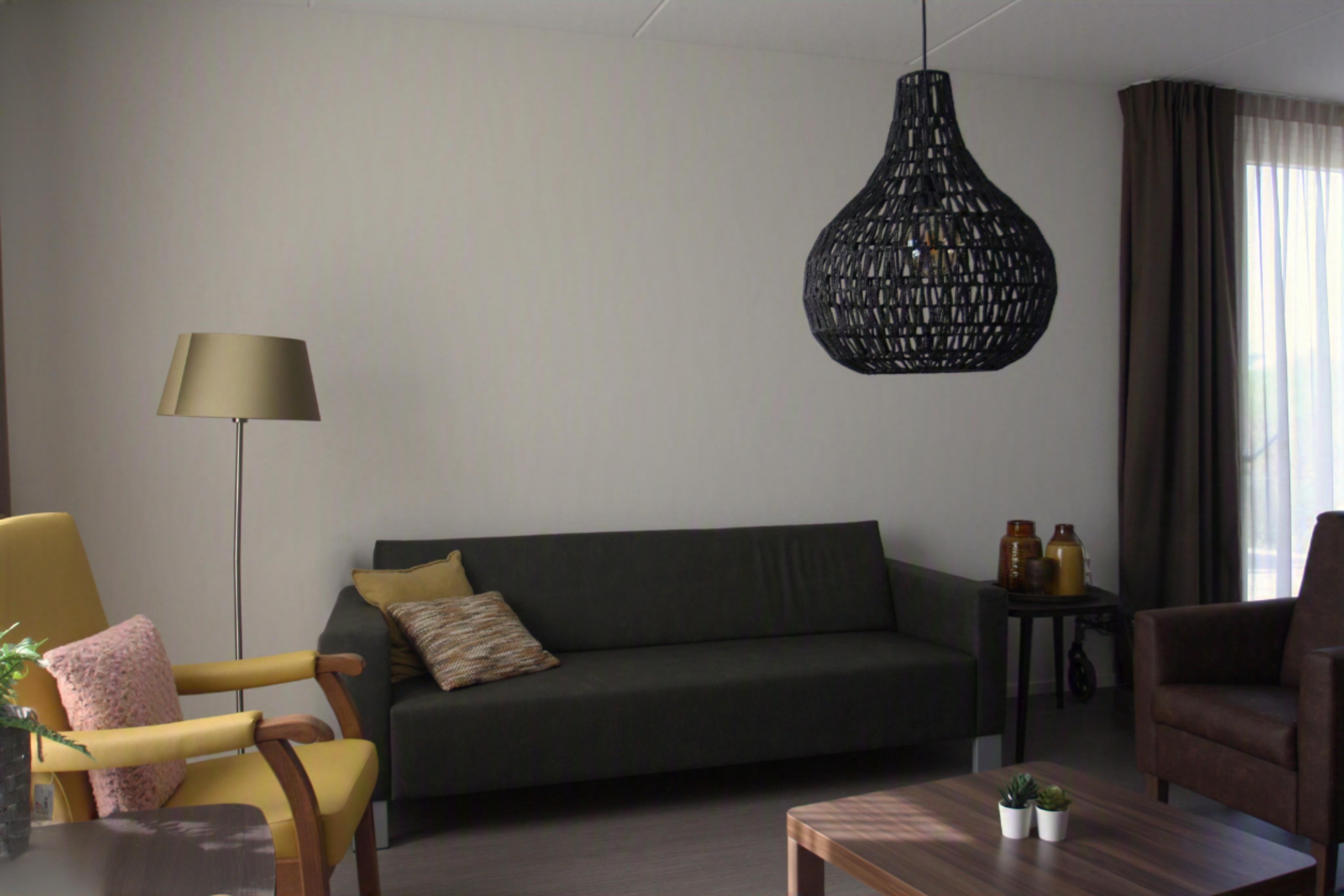 Bank in de gemeenschappelijke woonkamer van woonlocatie 's Heeren Loo