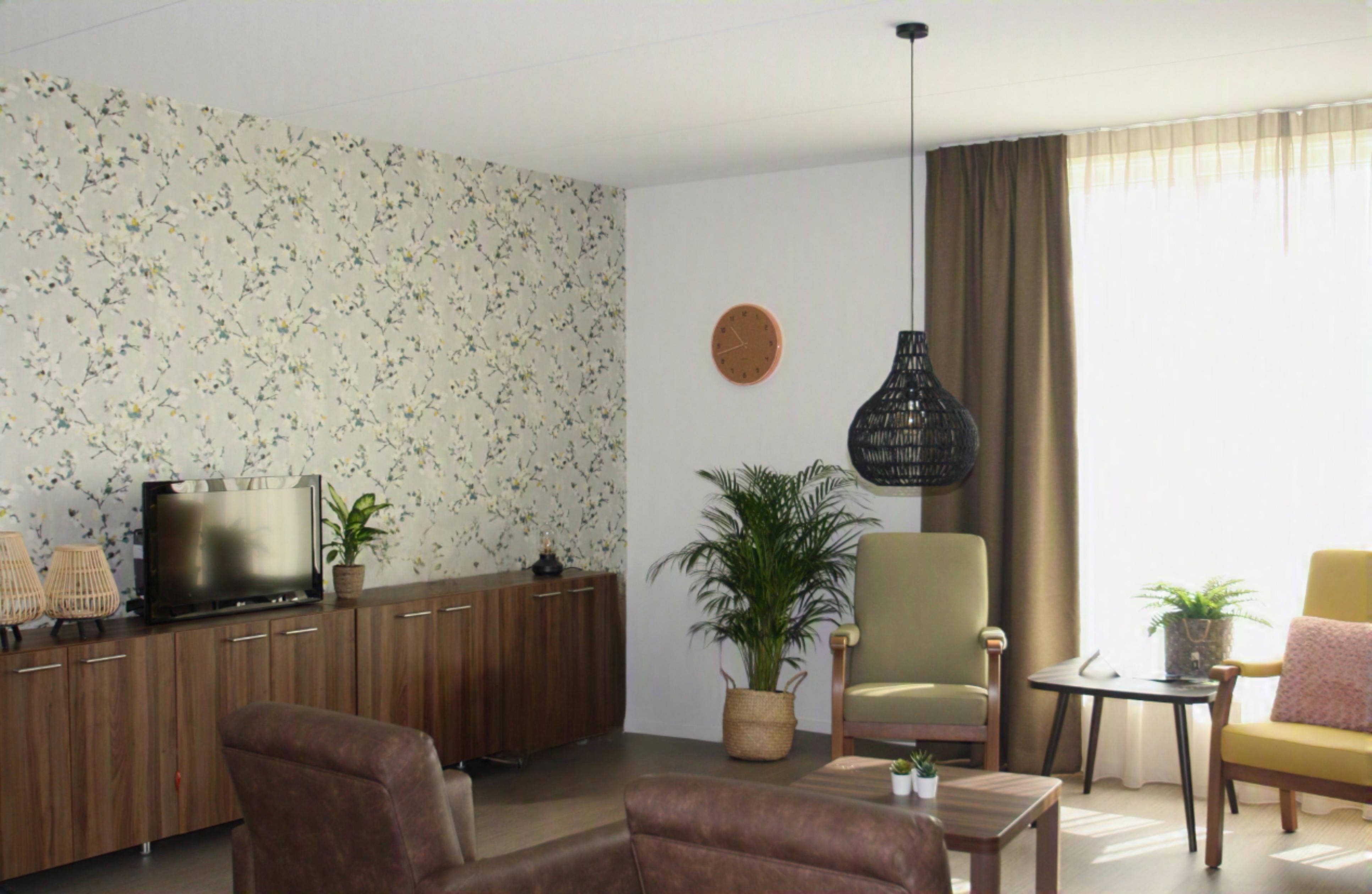 Kleurrijke zithoek in de woonkamer van woonlocatie 's Heeren Loo