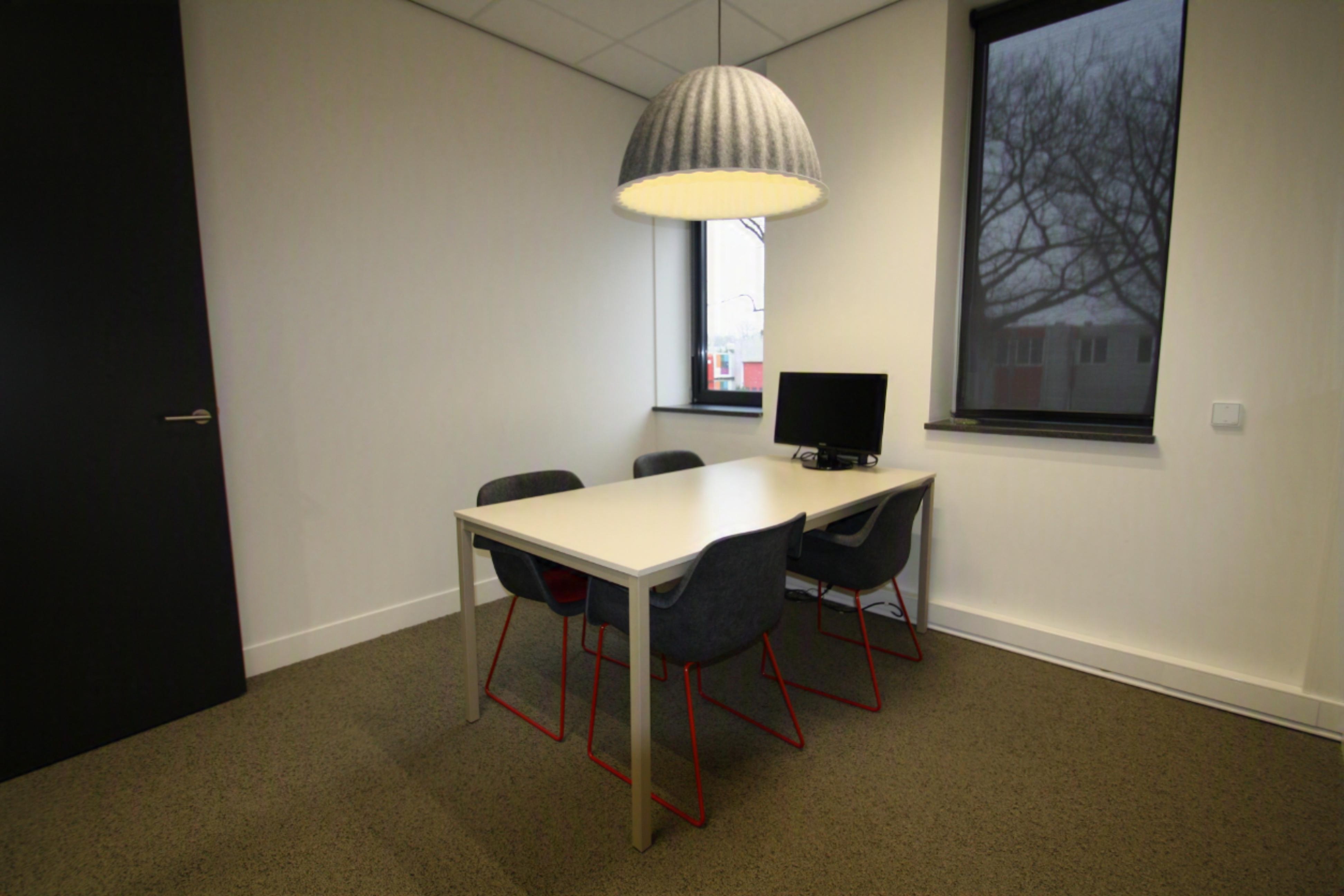 Overlegplek in kantoor Veldhoven, interieurontwerp Agnes Compagne