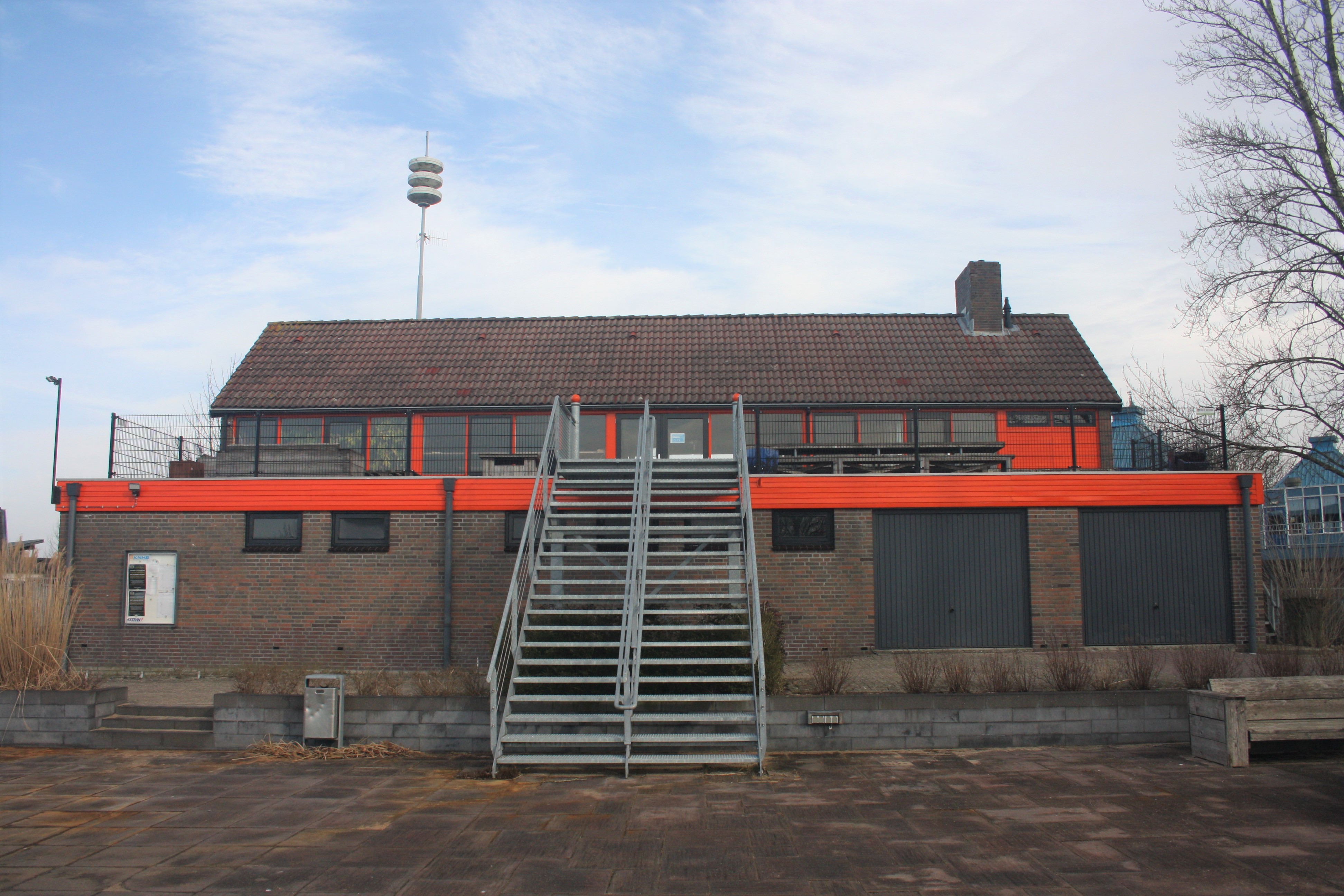 Kleurvoorstel voor de gevel met nieuwe brede buitentrap van Hockeyclub Kampen