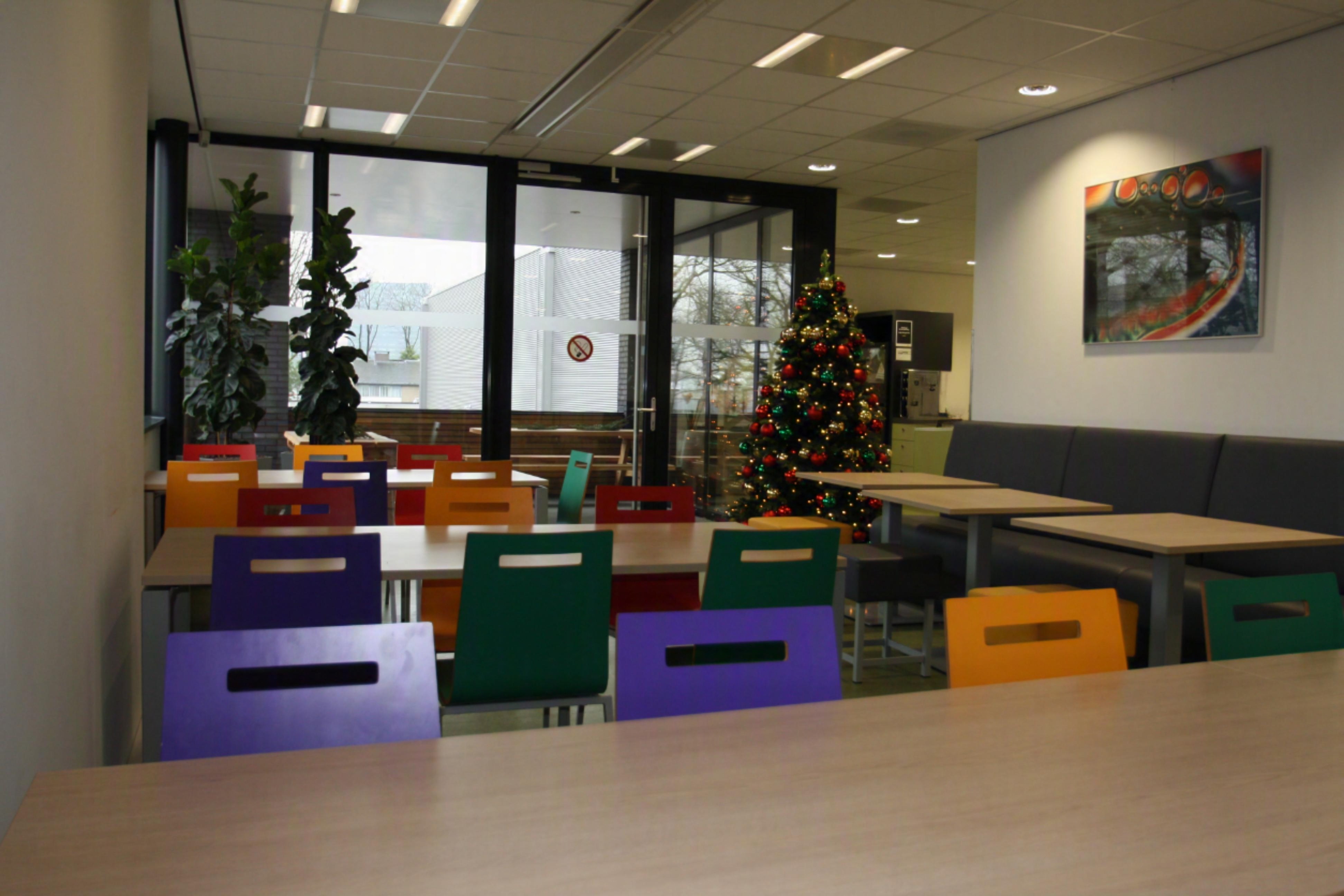 Tweede aanzicht van de kantine in kantoor Veldhoven
