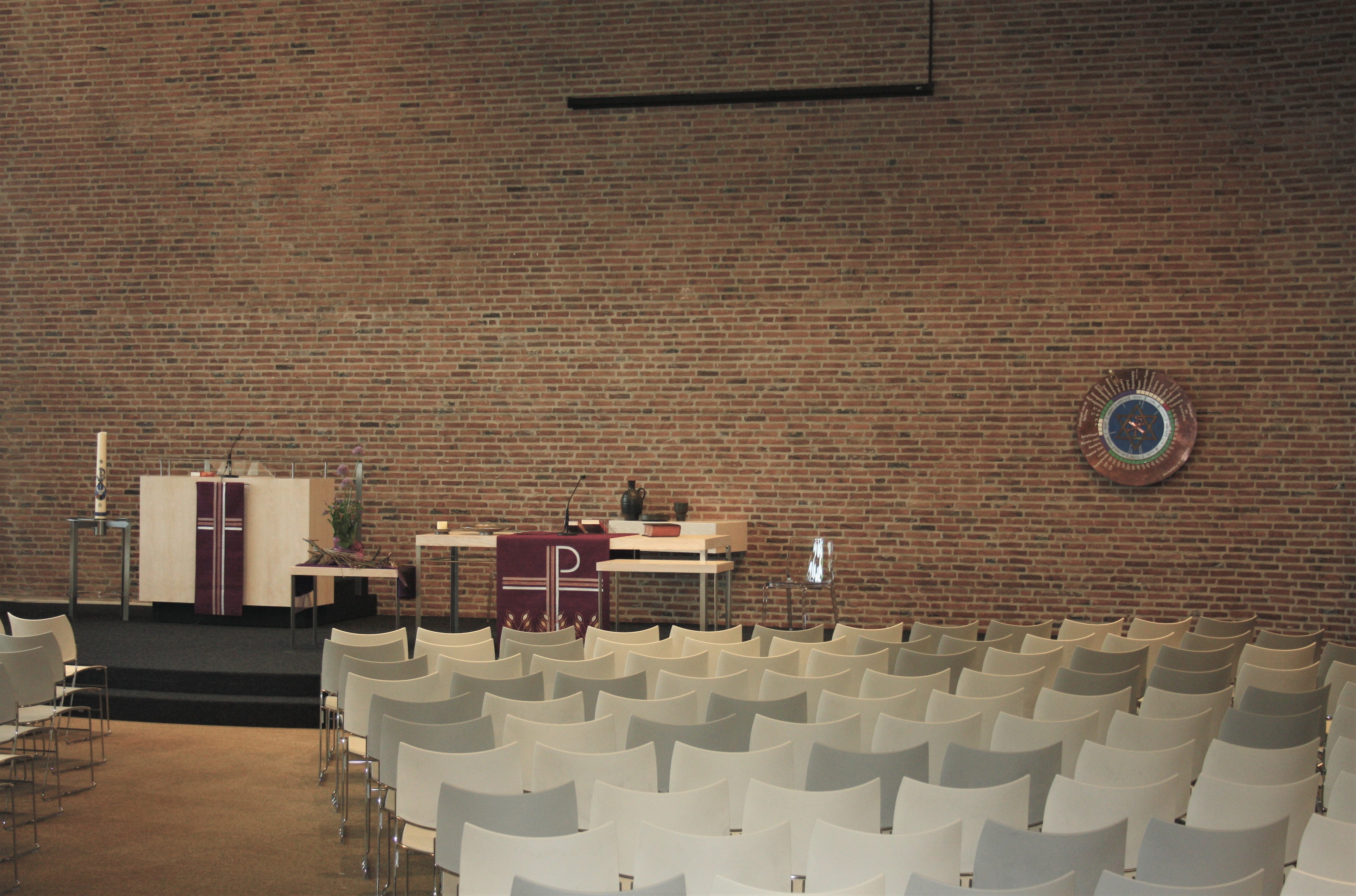 Vernieuwde kerkzaal van Open Hof met lichte neutrale kleuren