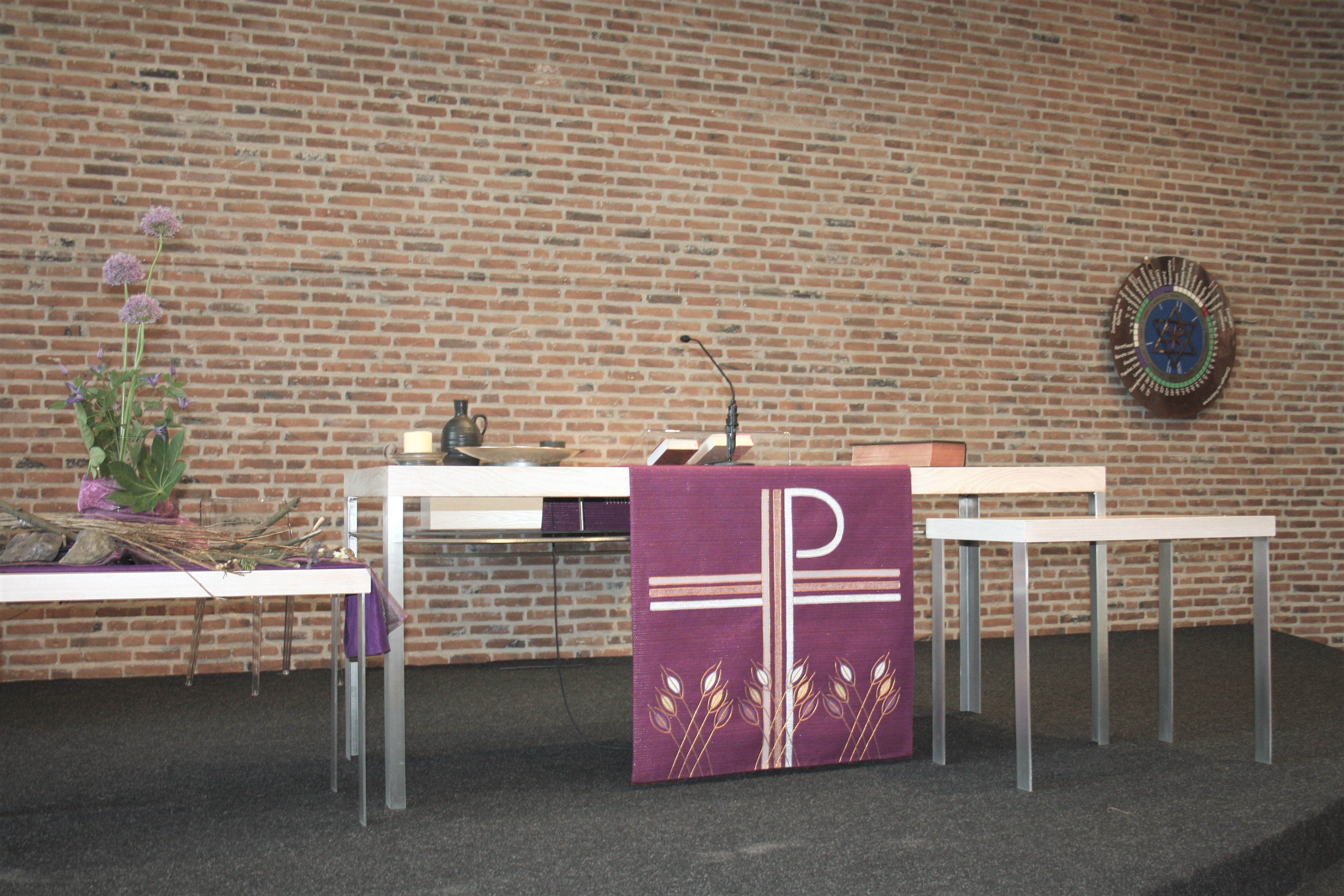 Vernieuwd liturgisch centrum van kerk Open Hof