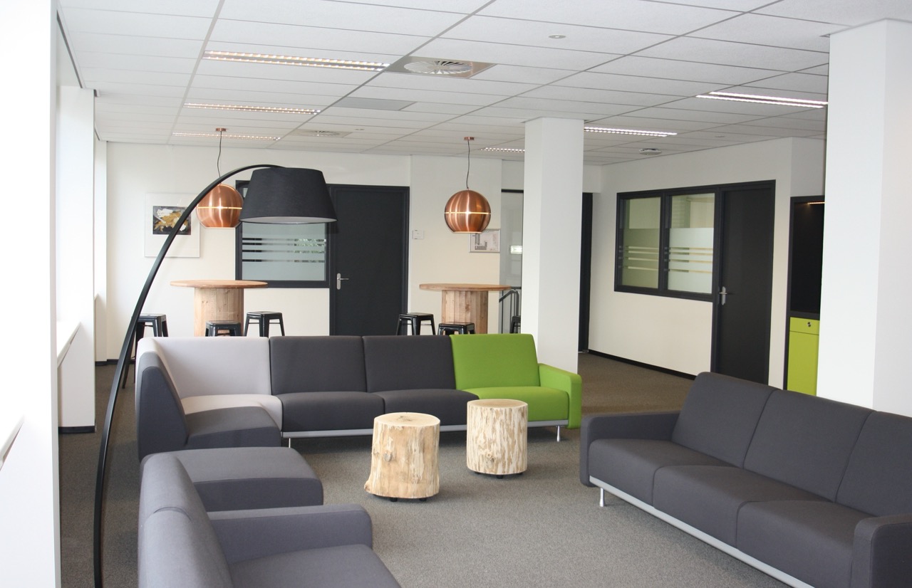Zitbanken op vergaderlocatie Hoogeveen van Enexis, ontwerp Agnes Compagne