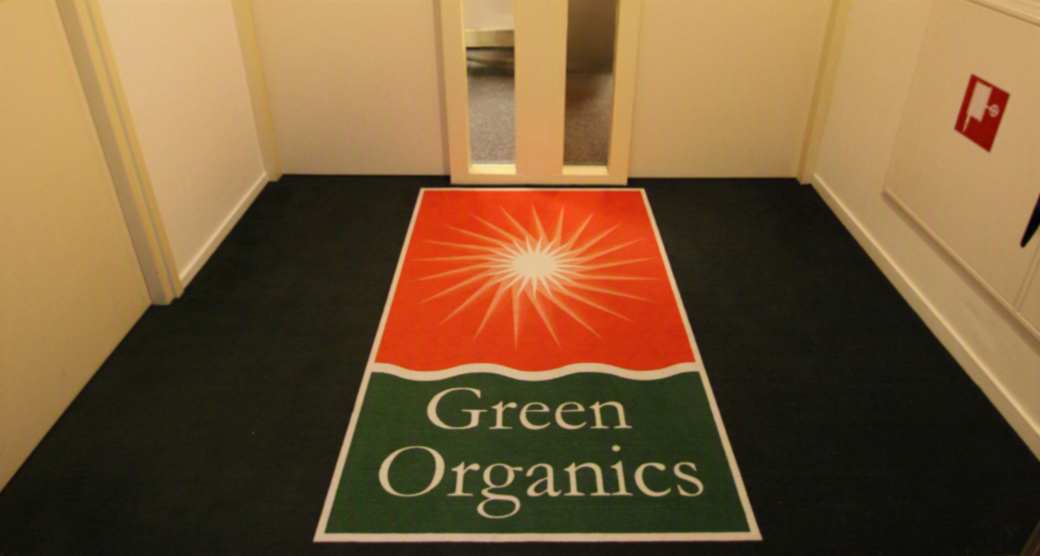 Entree van het kantoor van Green Organics met accentkleur en beplanting