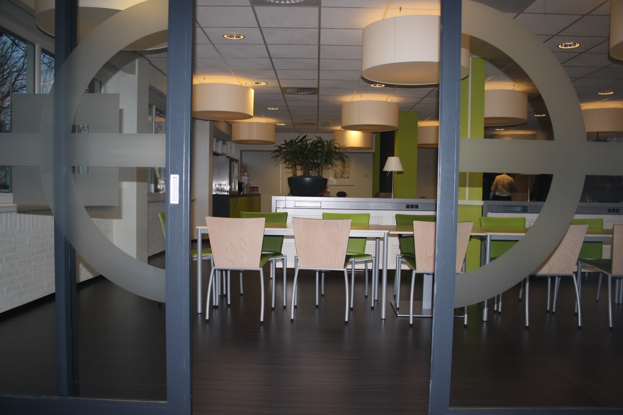 Zicht op de kantine van opleidingscentrum Hoogeveen
