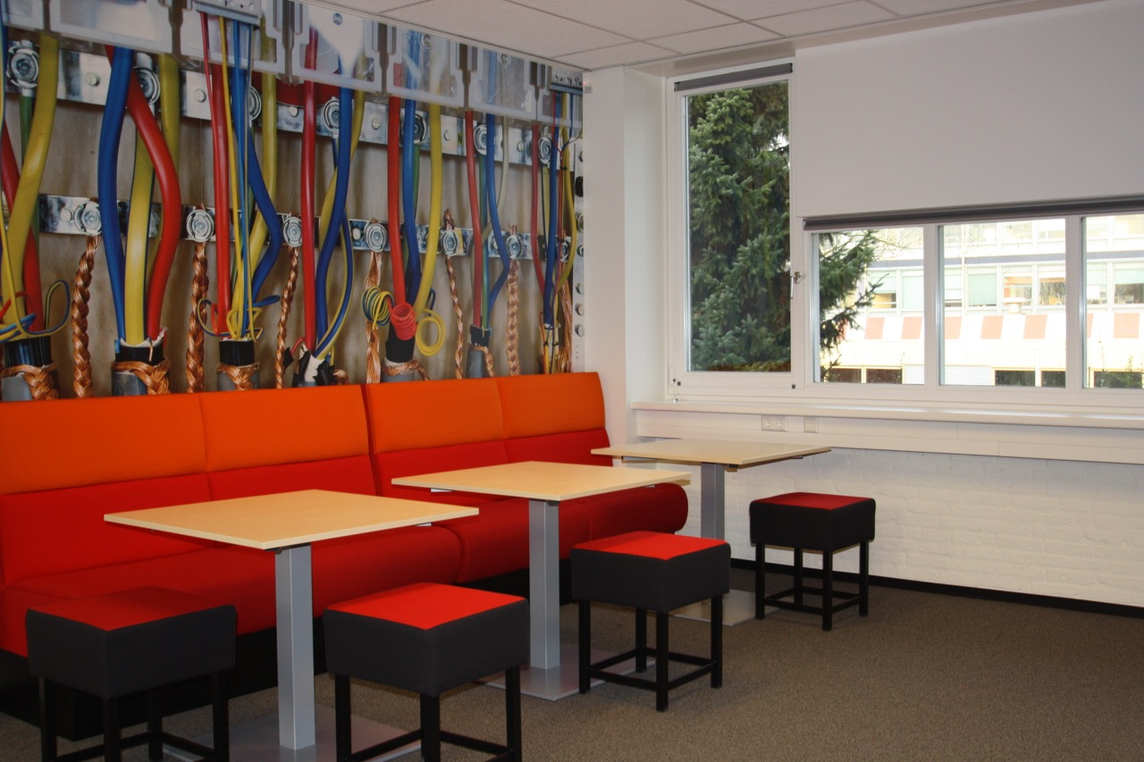 Ontmoetingsruimte met zitjes op de eerste verdieping van opleidingscentrum Hoogeveen