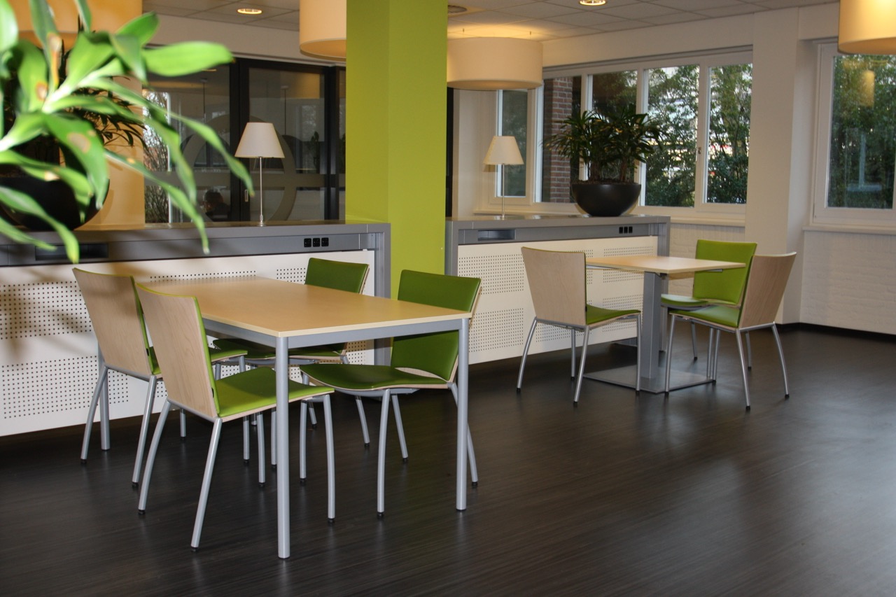 Zitplekken in de kantine van opleidingscentrum Hoogeveen