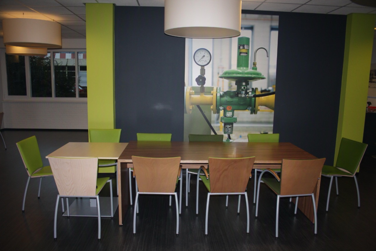 Andere hoek van de kantine in opleidingscentrum Hoogeveen