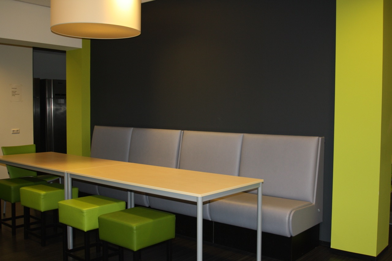 Grijze bank in de kantine van opleidingscentrum Hoogeveen