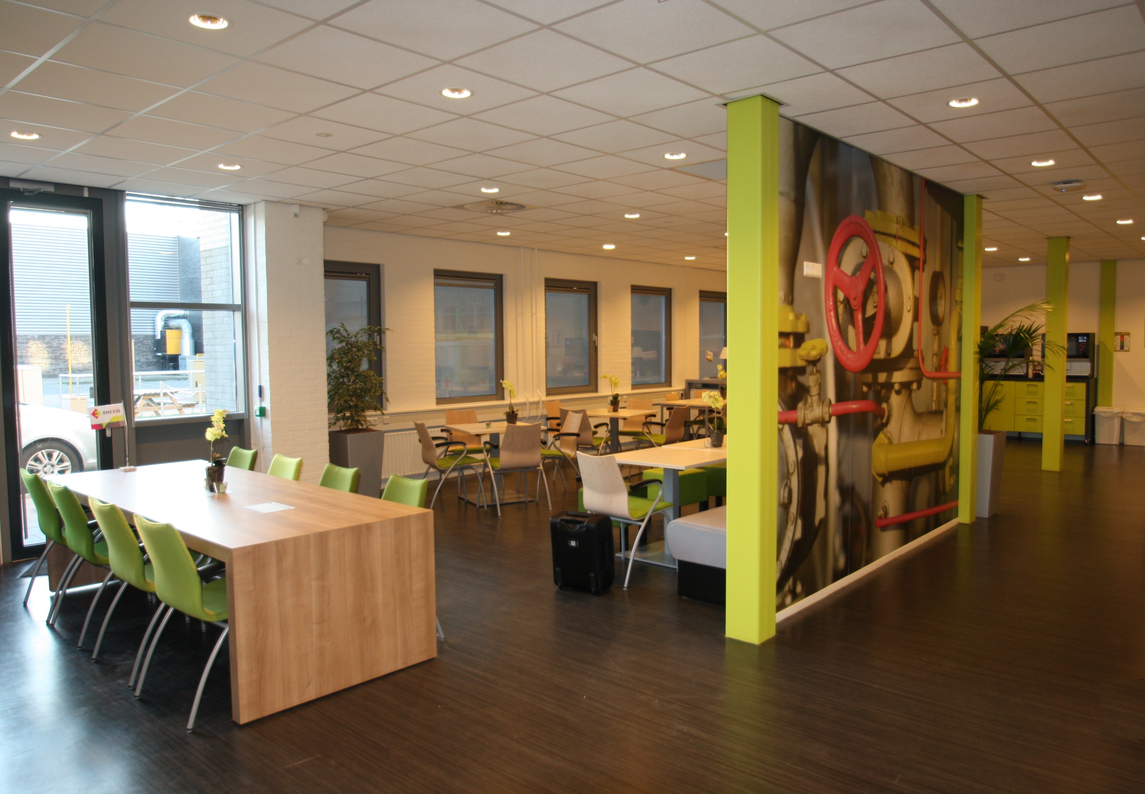 Fotowand op de begane grond van opleiding- en trainingscentrum Eindhoven