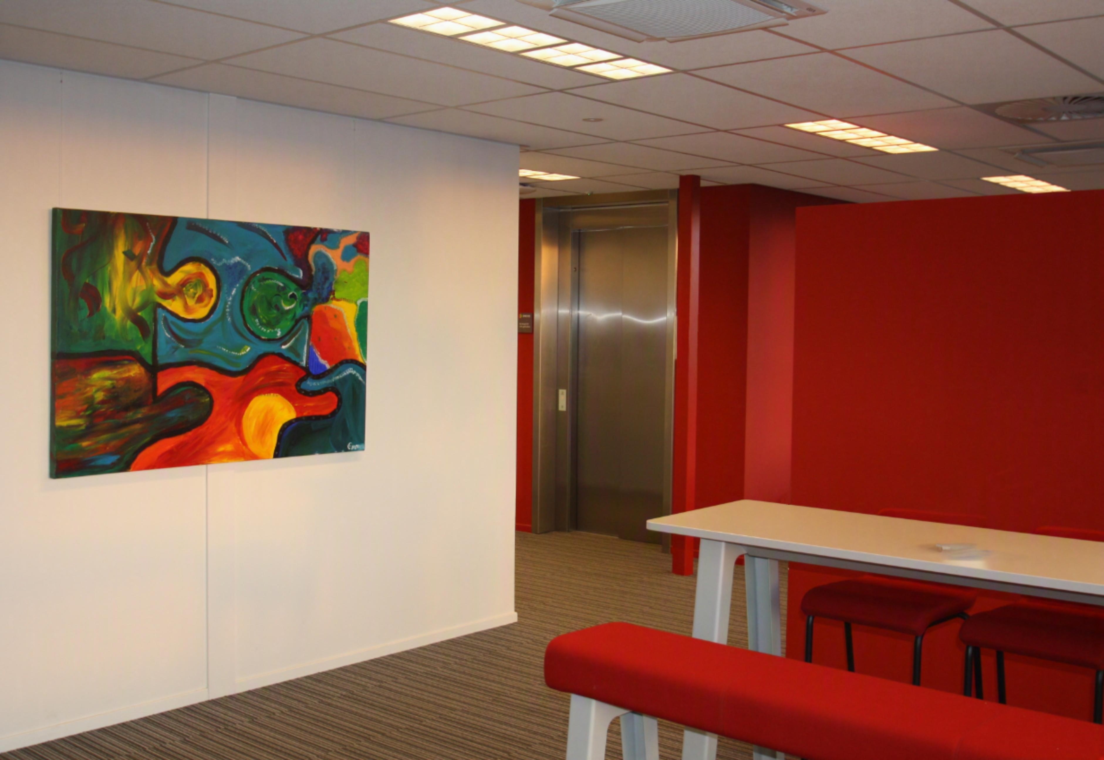 Hoge zitplekken op de tweede verdieping van opleidingscentrum Eindhoven