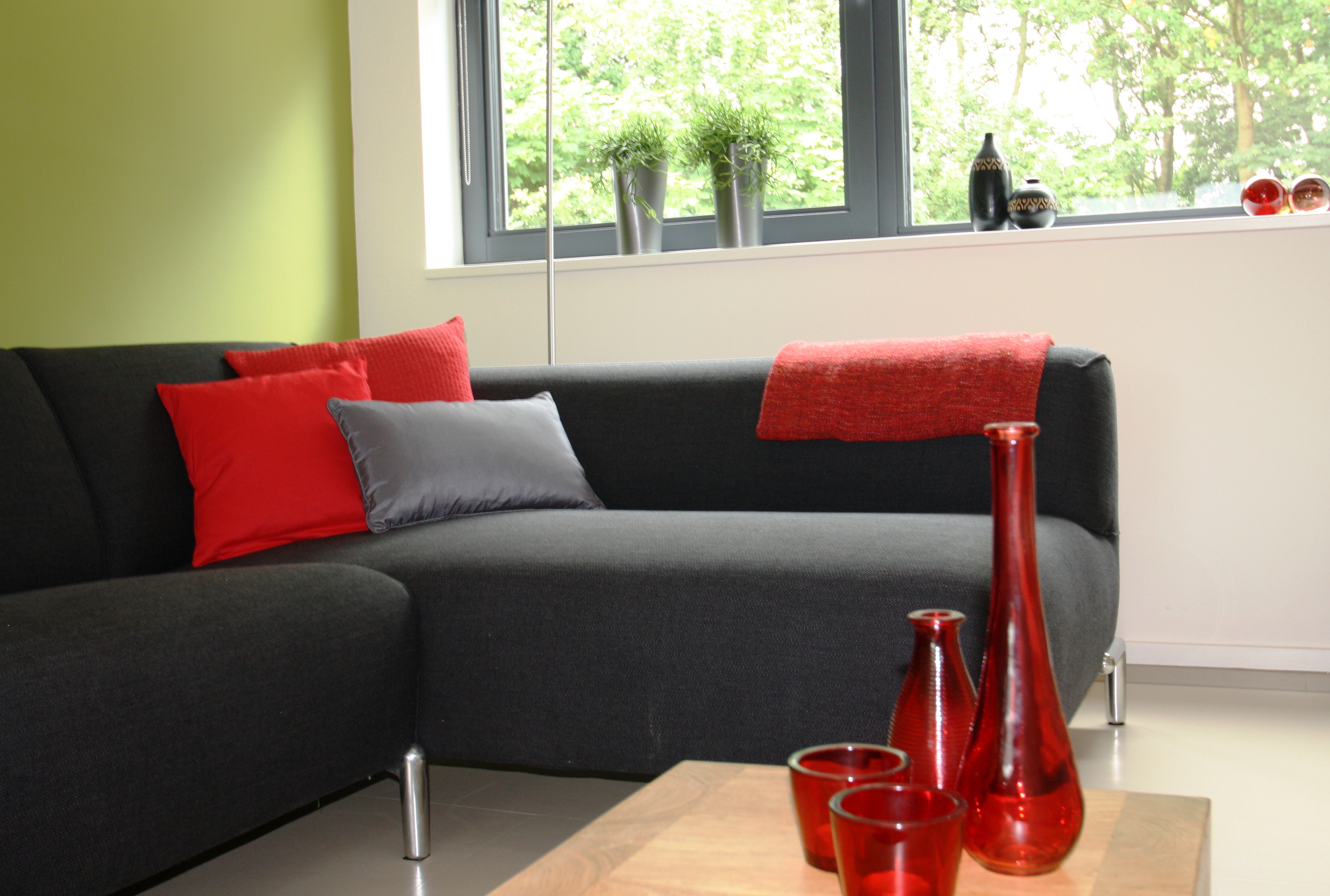Zithoek met neutrale kleuren in het Enexis Huis