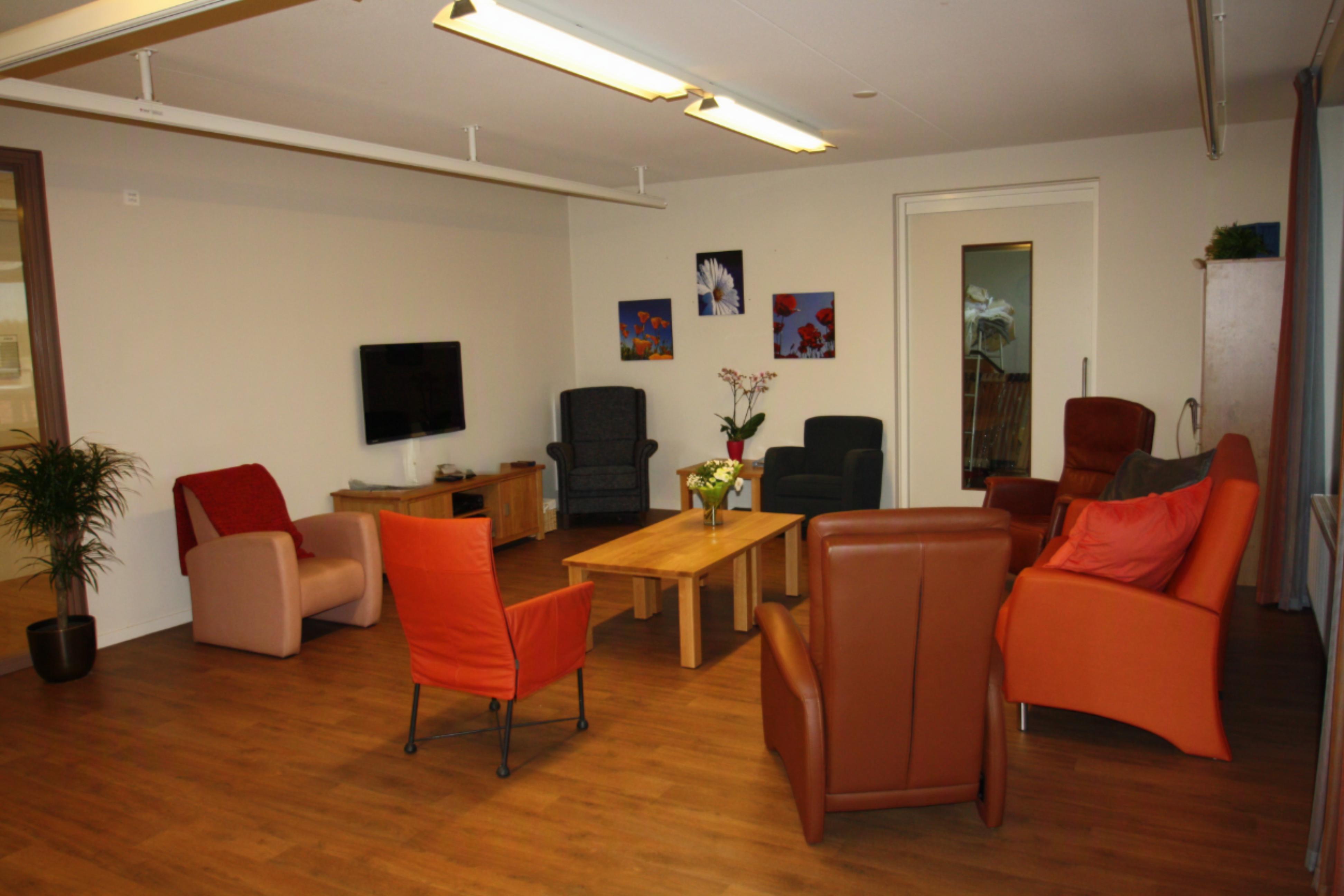 Woonkamer met licht eiken kleurenschema in woonlocatie Philadelphia
