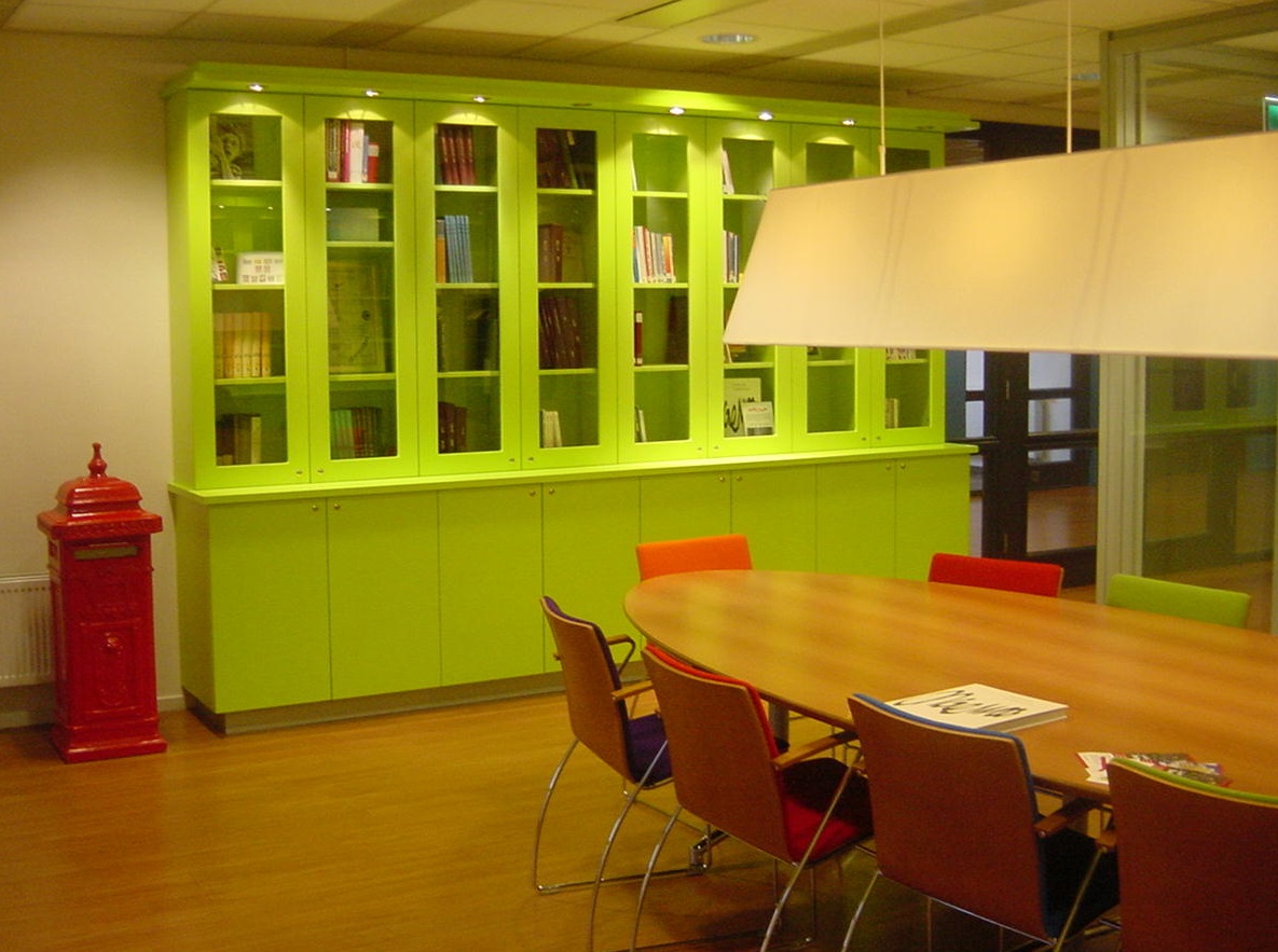 Boekenkast met bibliotheeksfeer in de ontvangstruimte van hoofdkantoor Philadelphia