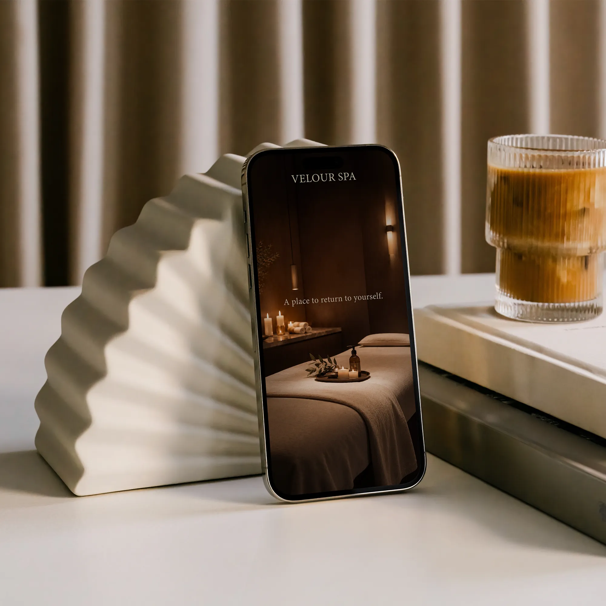 Responsive Spa-Website auf dem Smartphone in ruhigem Stillleben – Velour Spa.