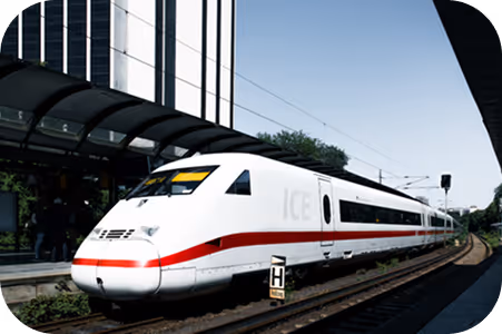 Ein ICE-Hochgeschwindigkeitszug an einem Bahnhof mit modernen Gebäuden im Hintergrund.