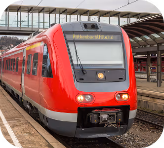 Roter Regionalzug mit Zielanzeige Höhtenbach (Illgau) an einem Bahnhof mit Bahnsteig und Überdachung.