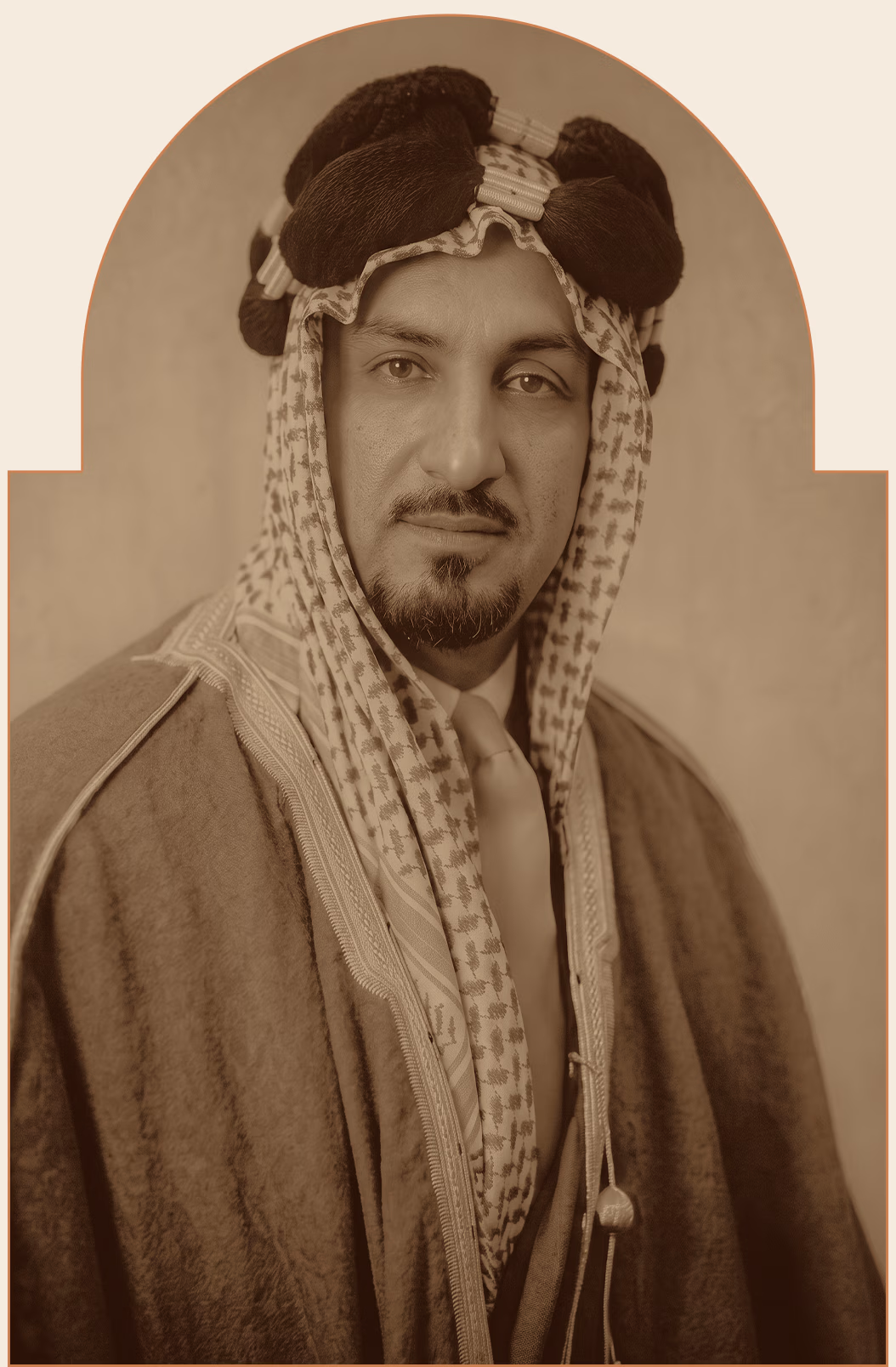 رجل يرتدي الثوب والشماغ والعقال في صورة بالأبيض والأسود بإطار قوسي.