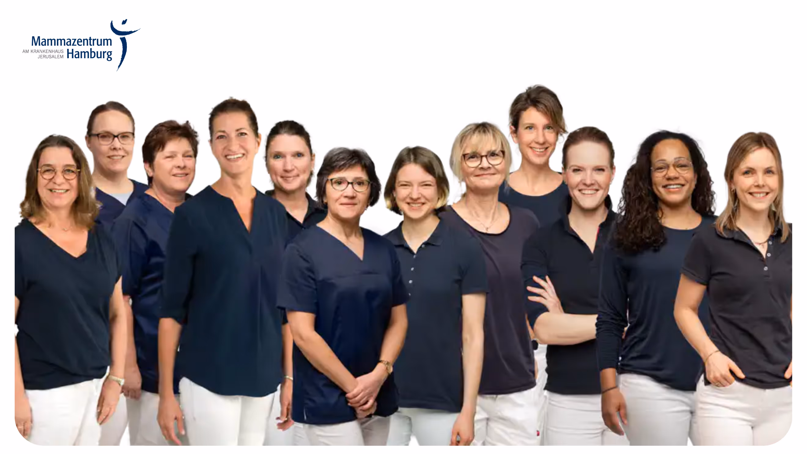 Mehrere Personen in schwarzen T-Shirt stehen vor weißem Hintergrund.