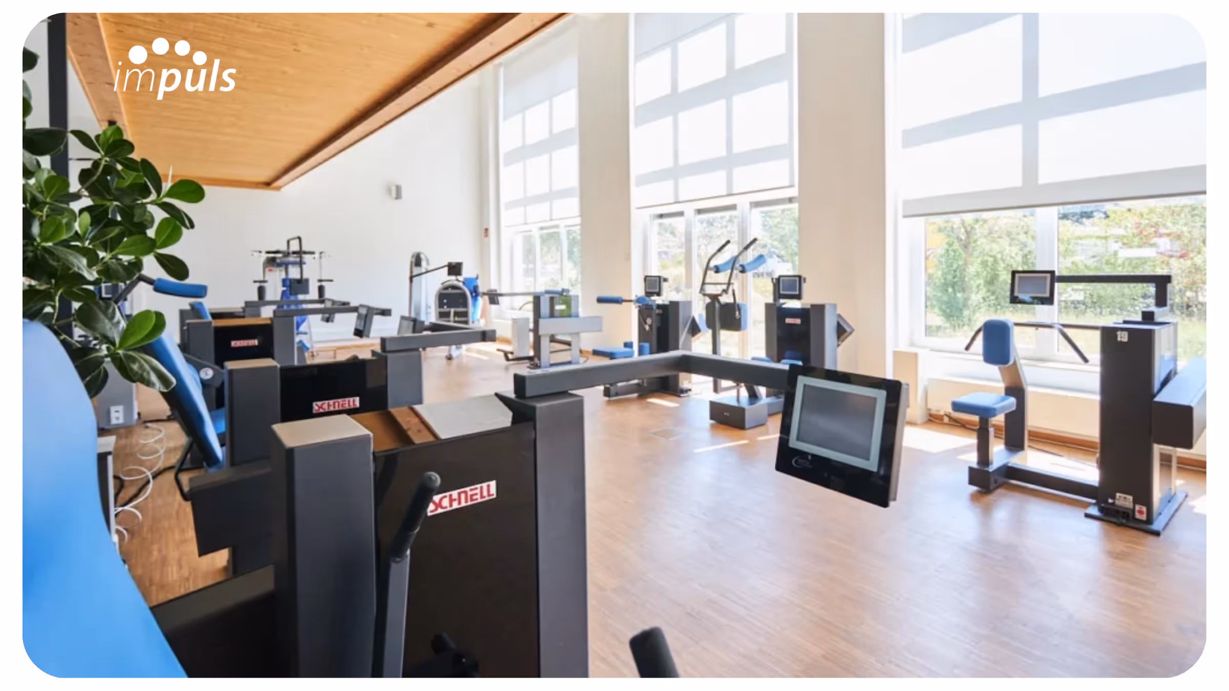 Ein großer Raum voller Fitnessgeräte