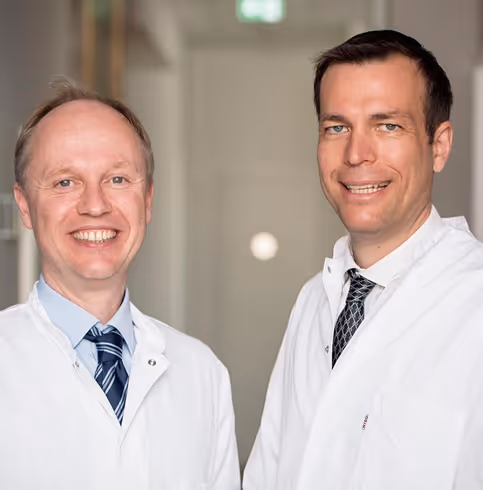 Die Klinikleitung der Augenklinik Regensburg:  Dr. med. Philipp Prahs und Priv.-Doz. Dr. med. Wolfgang Herrmann ‍