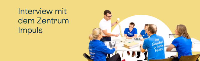 Personen in blauen T-Shirts sitzen an einem Tisch und sprechen.