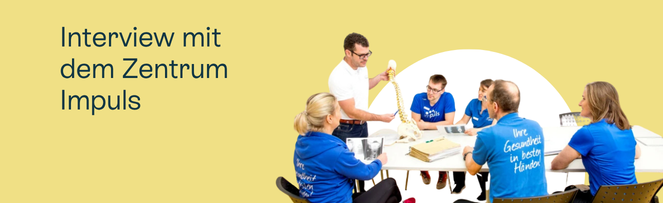 Personen in blauen T-Shirts sitzen an einem Tisch und sprechen.