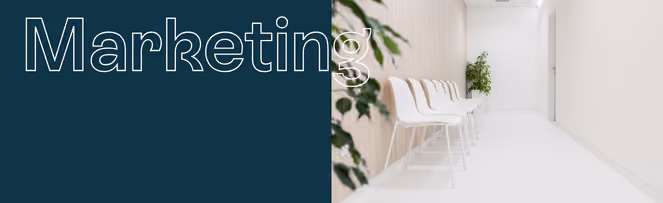 Schriftzug 'Marketing' vor einem hellen Flur mit weißen Stühlen und Pflanzen
