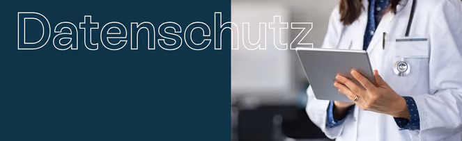 Ärztin in weißem Kittel mit Stethoskop liest auf Tablet, daneben Schriftzug 'Datenschutz'