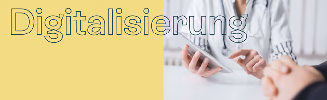 Zwei Personen, eine hält ein Tablet, die andere sitzt gegenüber, im Hintergrund der Schriftzug 'Digitalisierung'