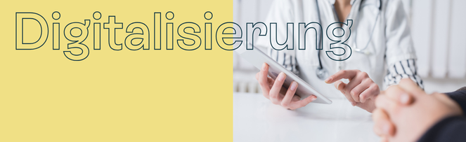 Zwei Personen, eine hält ein Tablet, die andere sitzt gegenüber, im Hintergrund der Schriftzug 'Digitalisierung'