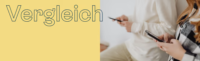 Zwei Personen sitzen nebeneinander und halten jeweils ein Handy in der Hand