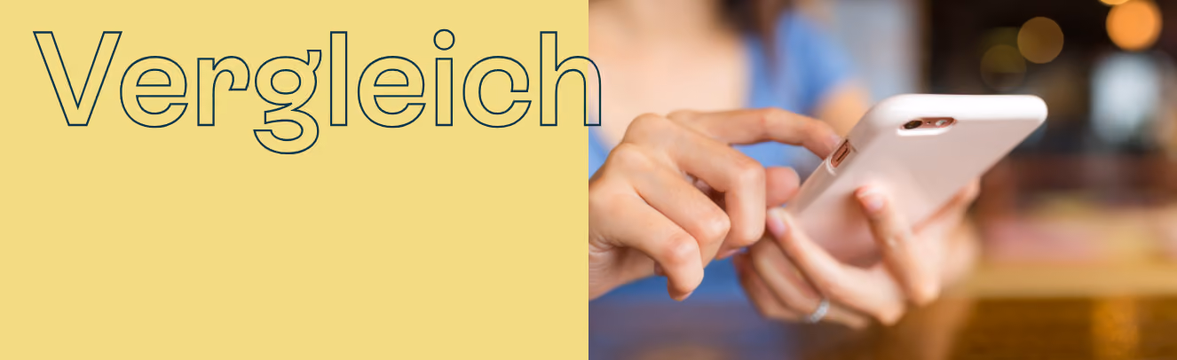 Jemand hält ein Handy mit rosafarbener Hülle in der Hand.