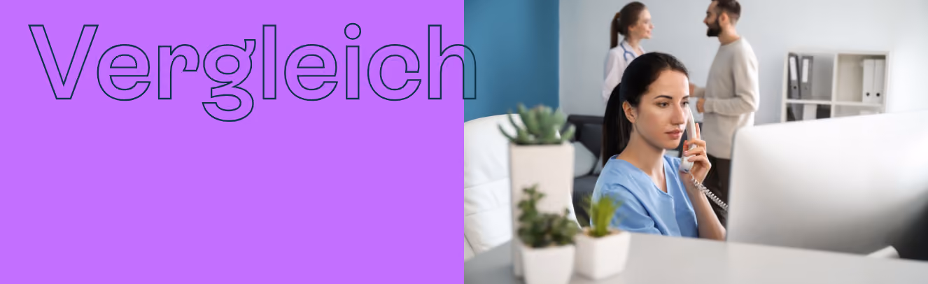 Frau sitzt am Schreibtisch und telefoniert, im Hintergrund stehen zwei Personen im Gespräch