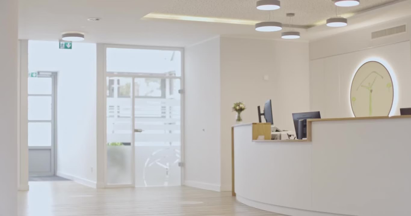  Empfangstresen in einem hellen, modernen Büro