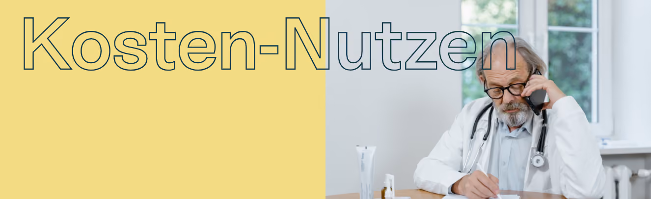 Älterer männlicher Arzt mit Brille sitzt am Schreibtisch und telefoniert mit einem schwarzen Telefonhörer.