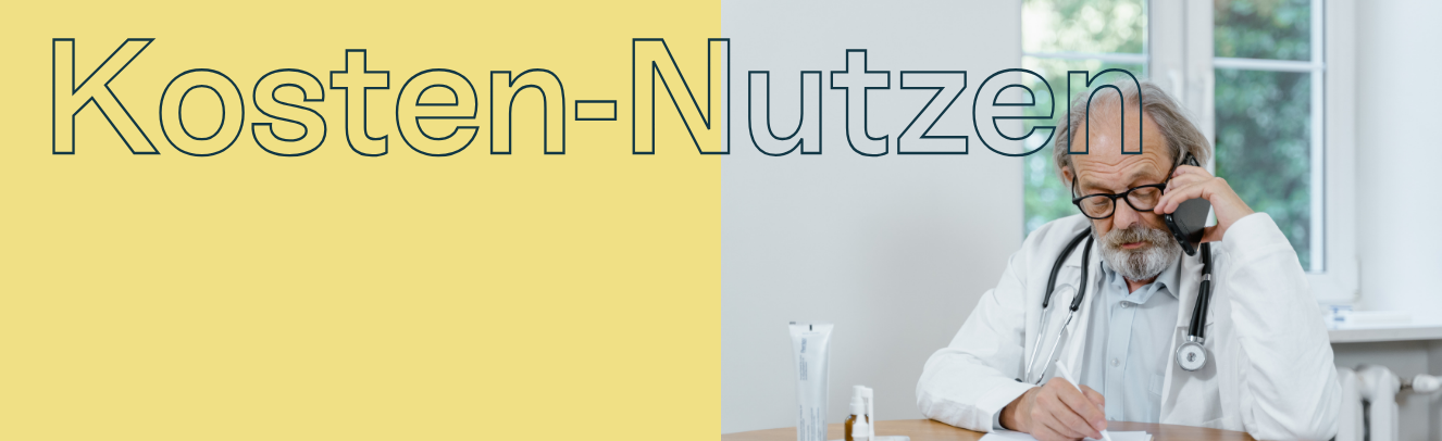 Älterer männlicher Arzt mit Brille sitzt am Schreibtisch und telefoniert mit einem schwarzen Telefonhörer.