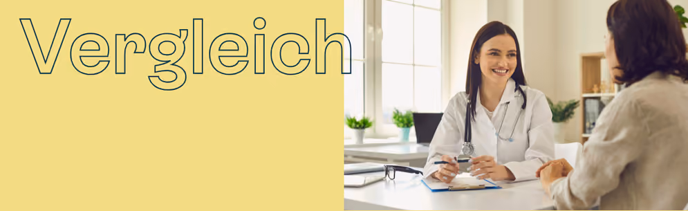 Eine Ärztin mit langen dunklen Haaren sitzt einer Patientin gegenüber und lächelt.