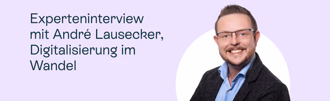 Porträt eines lächelnden Mannes mit Brille und Sakko vor hellblauem Hintergrund mit Text 'Experteninterview mit André Lausecher, Digitalisierung im Wandel'.