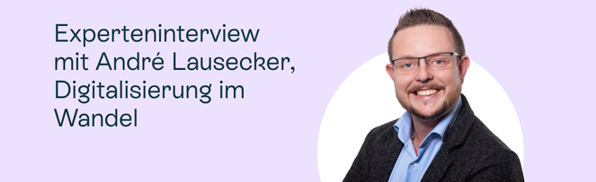 Porträt eines lächelnden Mannes mit Brille und Sakko vor hellblauem Hintergrund mit Text 'Experteninterview mit André Lausecher, Digitalisierung im Wandel'.