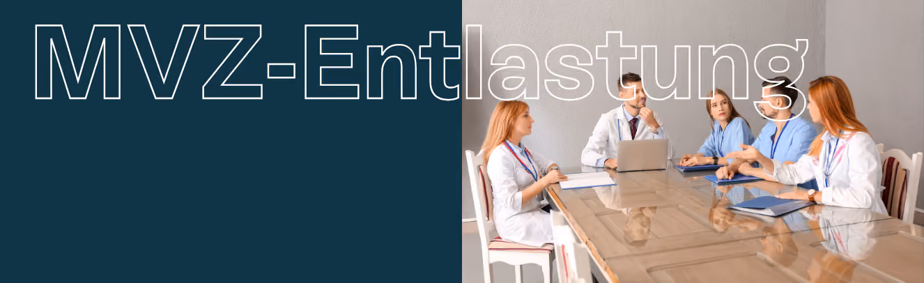 Vier Personen in Arztkleidung sitzen an einem Konferenztisch und diskutieren