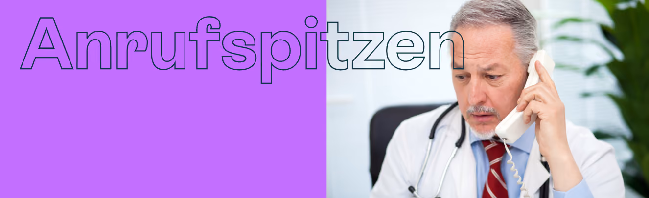 Älterer Mann mit grauem Haar und Kittel spricht besorgt in ein weißes Telefon mit Kabel