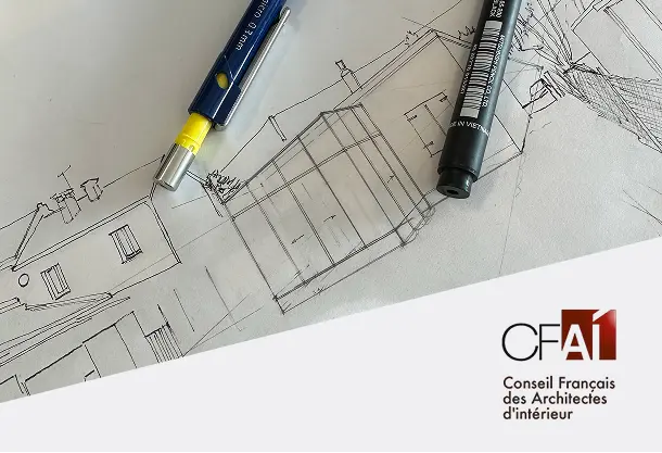 Croquis architectural avec un porte-mine, un stylo noir, et le logo du Conseil Français des Architectes d’Intérieur.