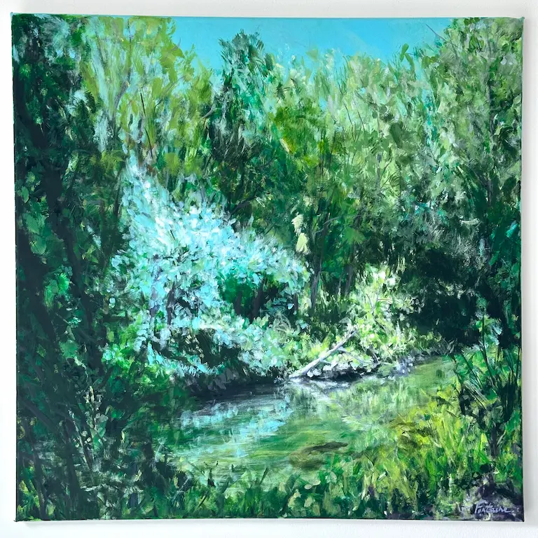 Peinture représentant une rivière entourée d'arbres verts denses et de feuillage lumineux.