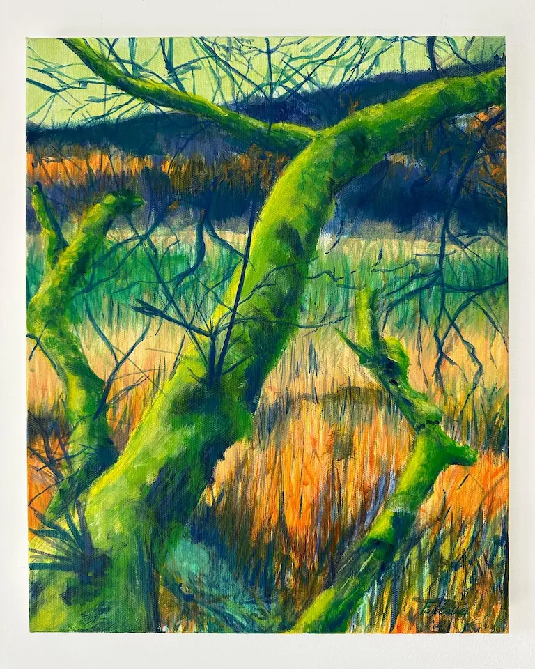 Peinture d'un arbre vert avec branches dans un décor de feuillage orange et bleu.