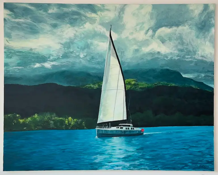 Peinture d'un catamaran à voile blanche naviguant sur une eau bleue avec des collines et un ciel nuageux.