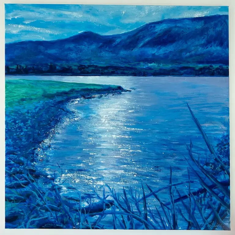 Peinture d'un lac au clair de lune avec des montagnes bleues et des branches au premier plan.